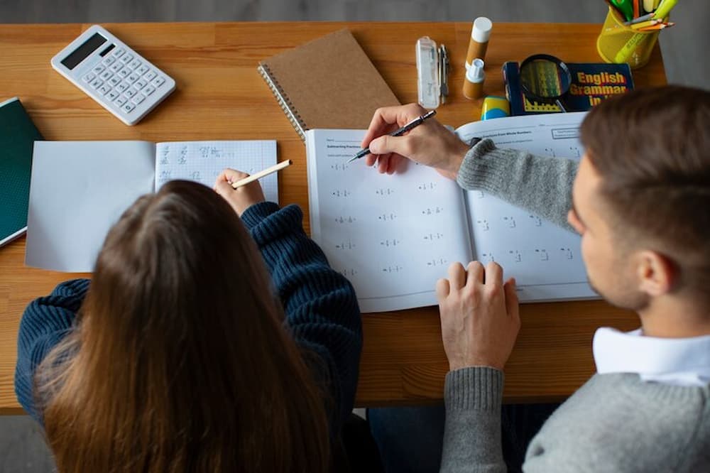 hombre dando clases particulares sin ser autónomo