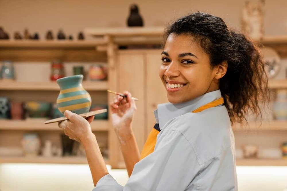 mujer haciendo artesanía