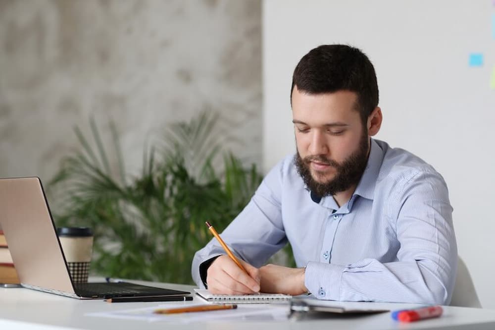 hombre entendiendo las ventajas de facturar con IRPF