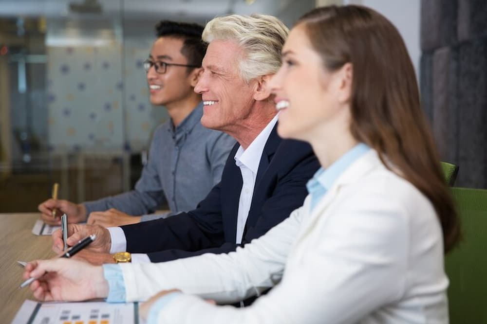 Personas participando de una cooperativa de facturación